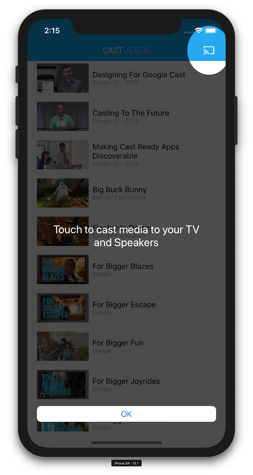 Изображение iPhone с запущенным приложением CastVideos с наложением кнопки трансляции, выделенной кнопкой трансляции и отображающим сообщение «Нажмите, чтобы транслировать медиафайлы на телевизор и динамики».