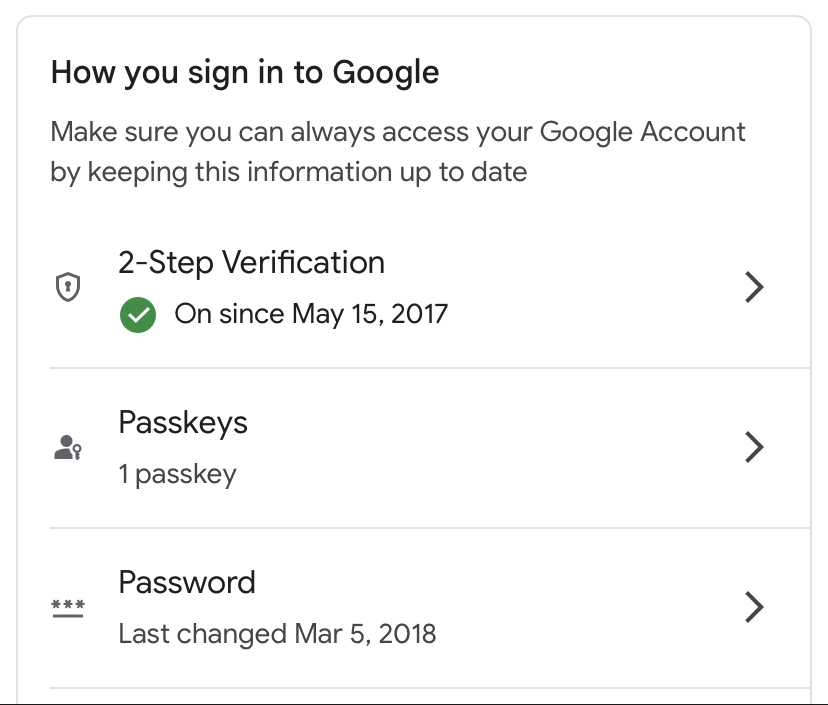 Ein Google-Menü mit dem Titel „So melden Sie sich in Google an“ mit „Passkeys“ als Option zwischen „Bestätigung in zwei Schritten“ und „Passwort“.