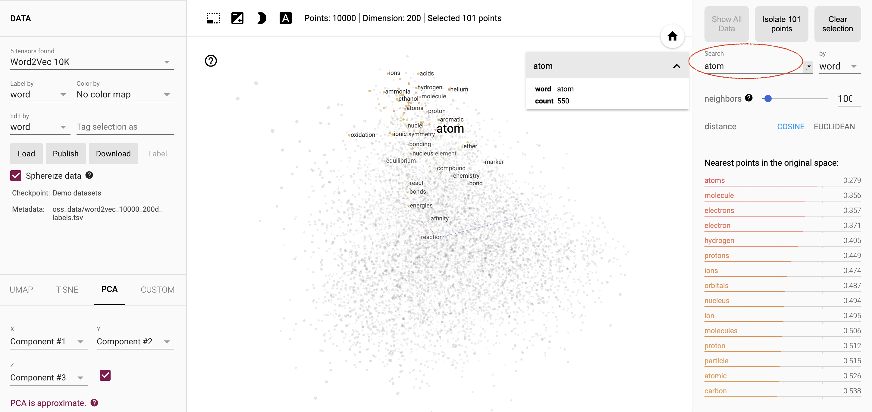 Figure 8 : Capture d&#39;écran de l&#39;outil Embedding Projector, avec &quot;atom&quot;
    saisi dans le champ de recherche (entouré en rouge). La visualisation
    le centre de l&#39;outil annote l&#39;un
des points avec le mot « atom »,
    et ajoute également des annotations de mots pour les points à proximité. Dans l’environnement
    points liste, les mots &quot;atomes&quot;, &quot;molécules&quot; et &quot;électrons&quot; sont répertoriés
    comme les mots les plus proches du terme &quot;atome&quot; dans l&#39;espace vectoriel.