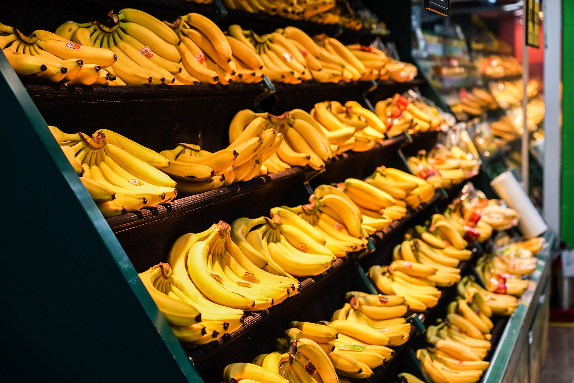 Bananas em uma prateleira em uma loja