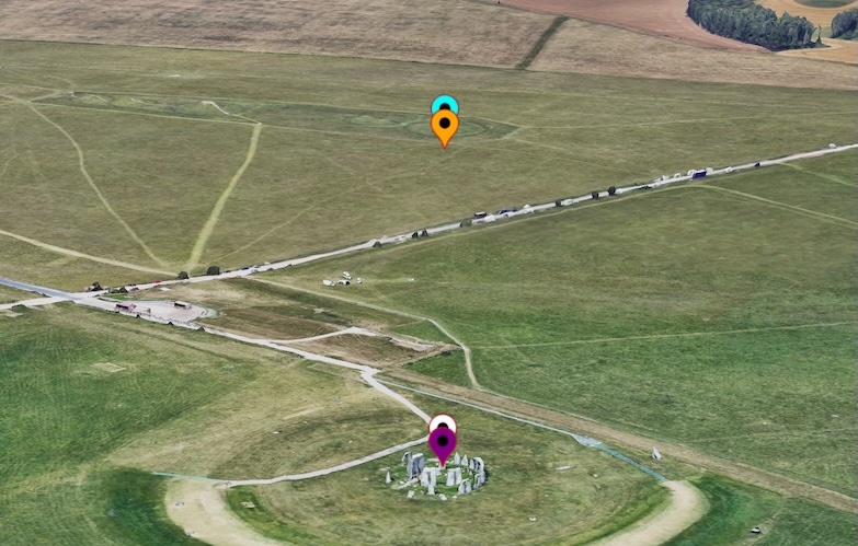 Scène de carte 3D montrant plusieurs repères (blancs, violets, orange et bleus) positionnés à l&#39;aide de différents modes d&#39;altitude, tous centrés autour de Stonehenge.