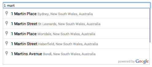 Ein Textfeld für die automatische Vervollständigung sowie die Auswahlliste der vorgeschlagenen Orte, die bei Eingabe der Suchanfrage durch den Nutzer angezeigt wird