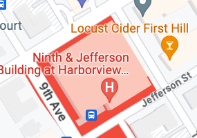 نمای نزدیک از یک بیمارستان که یک پوشش شفاف از ویژگی نقشه ساختمان را نشان میدهد