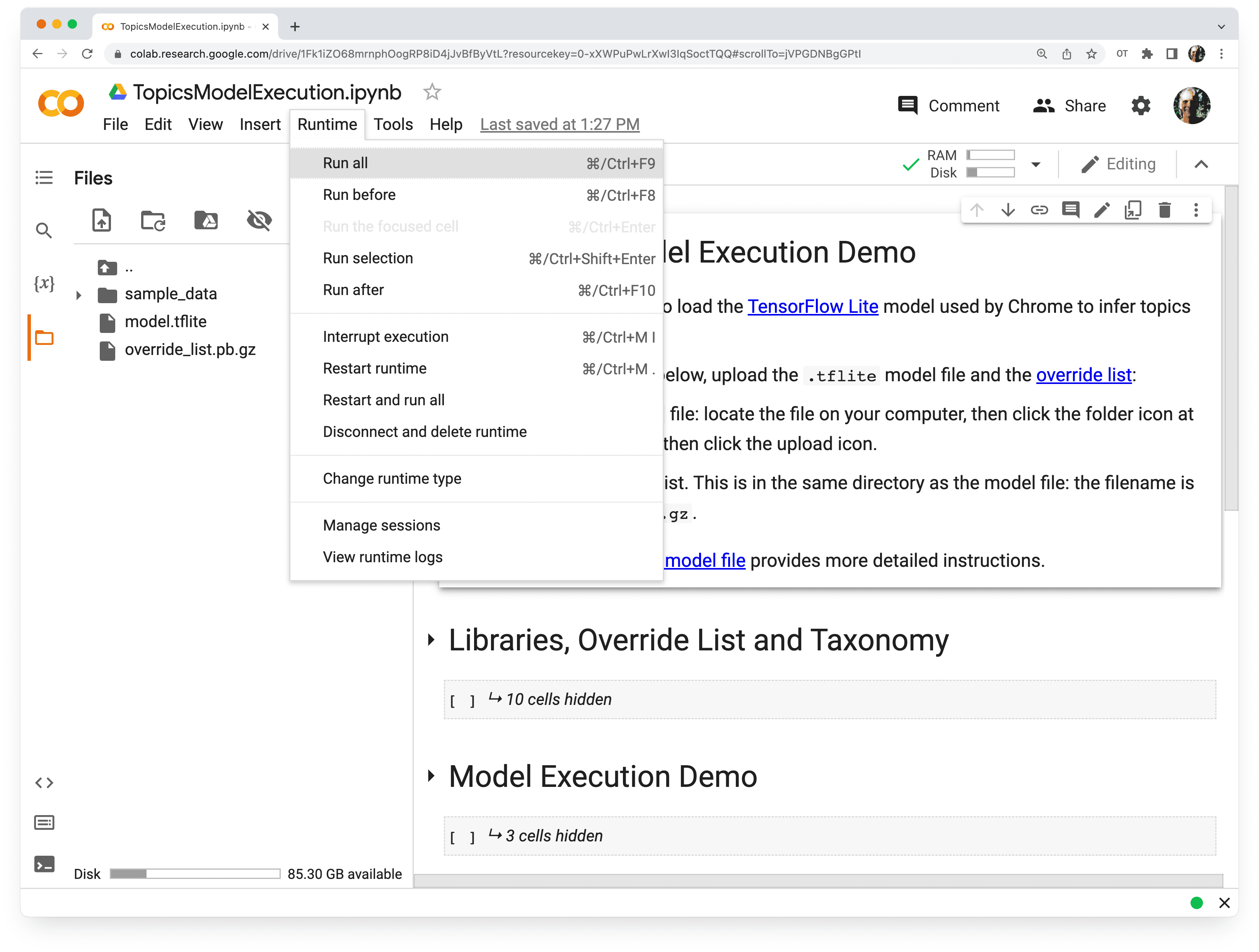 Pagina Colab dell&#39;API Topics, opzione &quot;Esegui tutto&quot; selezionata dal menu Runtime.