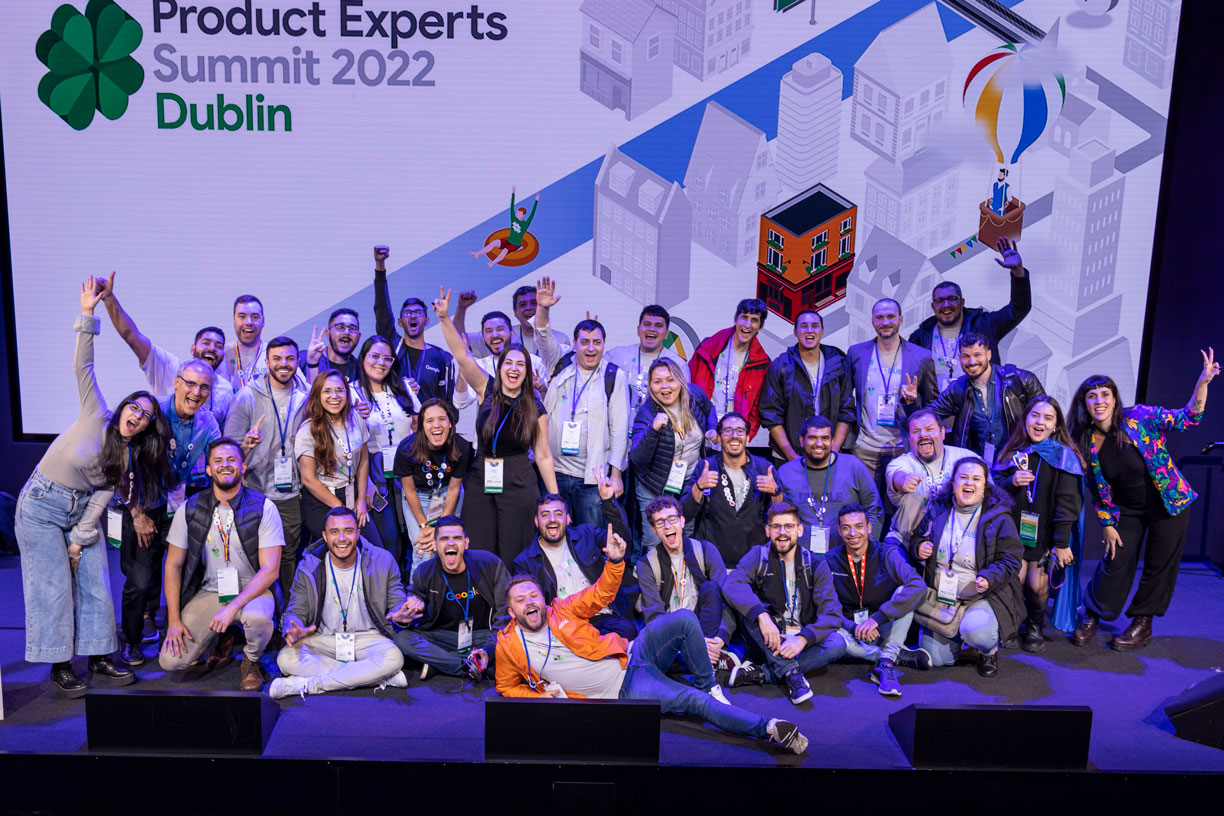 Portugiesische Search Central-Produktexperten Rubens und Manuel auf der Bühne mit anderen Produktexperten bei der Konferenz in Dublin