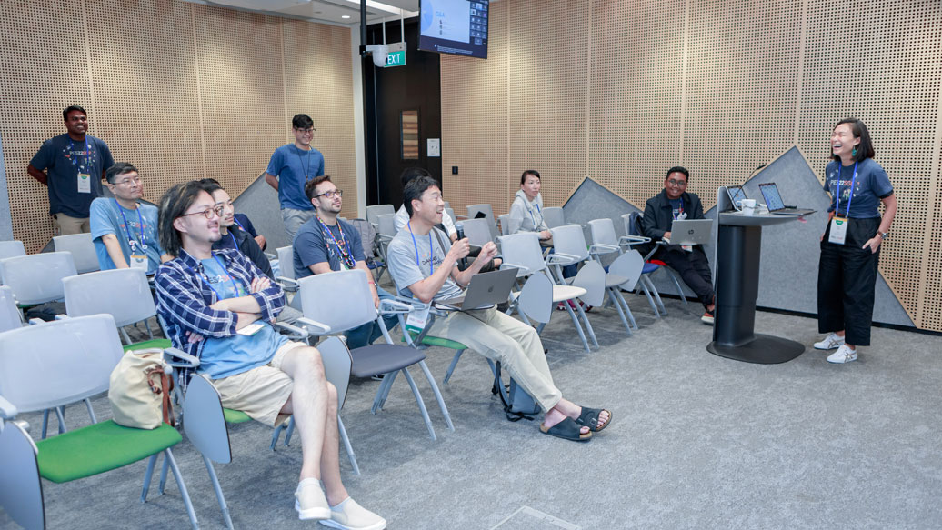 خبراء المنتجات في &quot;مجموعة خدمات بحث Google&quot; خلال جلسة &quot;فهرسة الفيديو&quot; في مؤتمر سنغافورة
