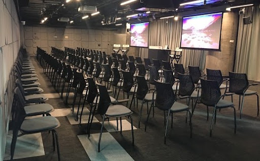 una imagen de una sala vacía preparada para el evento