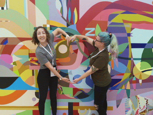 คน 2 คนโพสท่าถ่ายรูปที่งาน Google I/O โดยเอาแขนมาต่อกันเป็นรูปหัวใจ