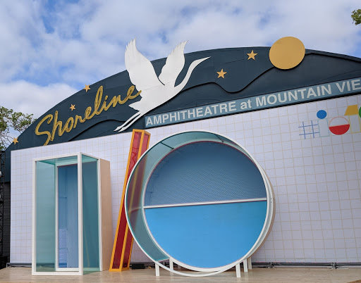 شعار مؤتمر Google I/O في مدرّج Shoreline Amphitheatre، ماونتن فيو في كاليفورنيا