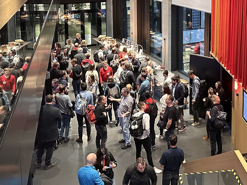 人们在苏黎世 Search Central Live 活动中交流互动