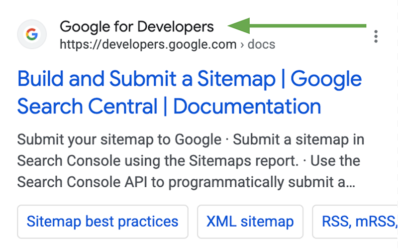 Captura de pantalla de un resultado de la Búsqueda de Google que muestra el nombre del sitio destacado sobre la URL