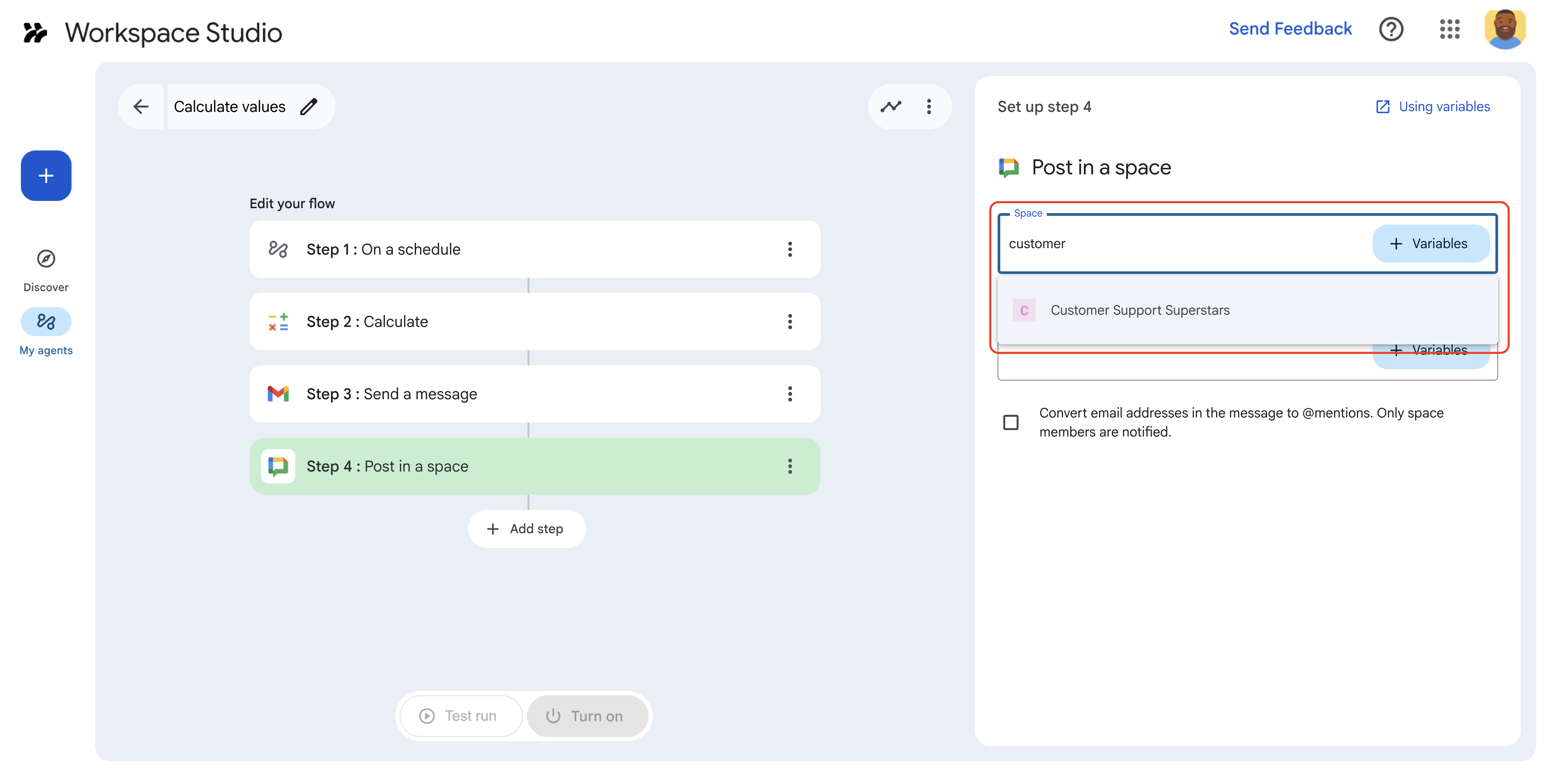 Google Chat 聊天室的自动补全建议。