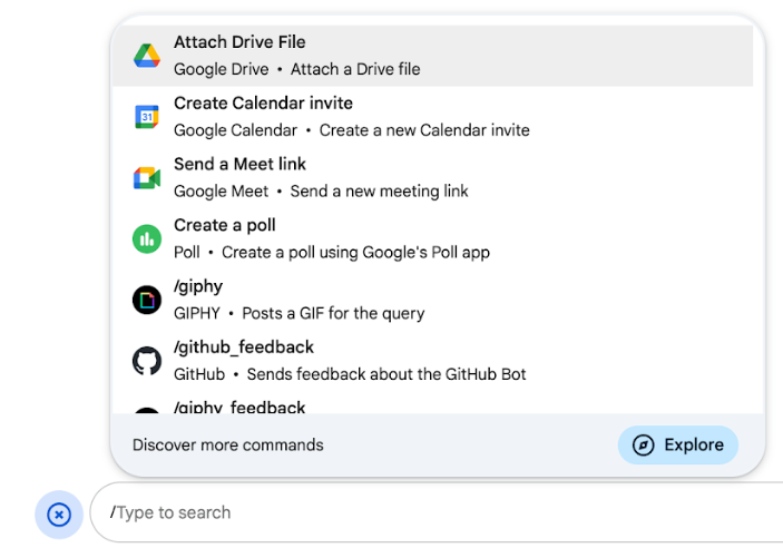 Użytkownik odkrywa menu poleceń po ukośniku i szybkich poleceń.